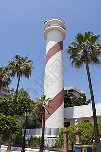 马贝拉灯塔和蓝天空晴天天空天际建筑学街道旅行市中心文化城市生活蓝色图片