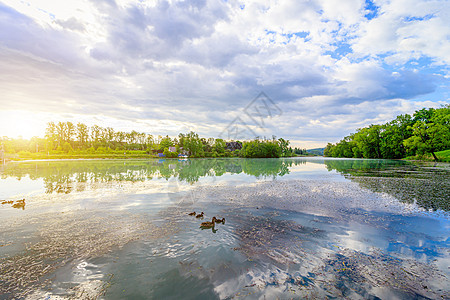 湖边的夏季景色日出 早上光照 湖面水中的反射 镜子湖 旅行 户外娱乐支撑树木天空日落蓝色旅游公园地平线森林季节图片