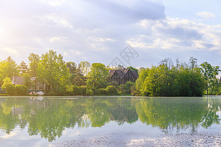 湖边的夏季景色日出 早上光照 湖面水中的反射 镜子湖 旅行 户外娱乐阳光蓝色地平线公园支撑季节橙子旅游晴天树木图片