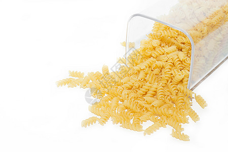 Fusilli 通心粉砂锅 通心粉从罐子里溢出 关于意大利面的文章 孤立的背景 复制空间 通心粉banne小麦面条糖类美食食品烹图片