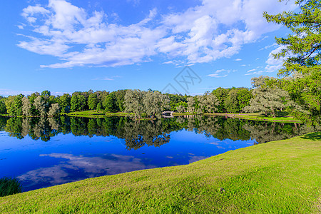 夏天的晚上在公园里有一个湖 夏季景观 俄罗斯的性质 维护良好的公园 晚上的光滑度 水中的倒影职业湖水天空反射地平线池塘树木阳光旅图片