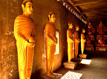 Ek 金边大佛中雕像的景象 位于Wat Ek金边图片