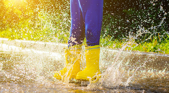 我的橡胶靴脚在水坑里蹦蹦跳跳 关于橡胶靴的文章 儿童夏季鞋 雨后的水坑 坏天气 一个孩子在水坑里跳 快乐的童年 一个穿着橡胶靴的图片