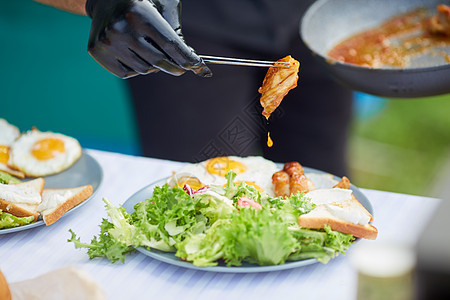 厨师用餐具做菜 用特威兹做的肉图片