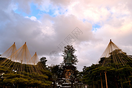 冬季Kenroku En花园景象季节花园木头池塘风景城堡樱花旅行庭园花朵图片