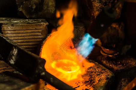 a 珠宝厂的熔银文化行动合金工具首饰增值税金子手工工艺陶器图片