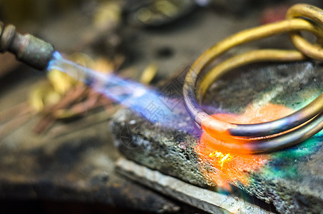 缝合珠宝焊接与喷灯手工工具作坊火焰金匠工人珠宝商创造力奢华制造业图片