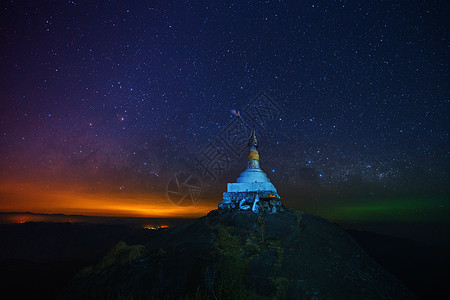 夜里山顶的一座塔图片