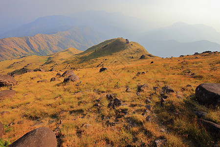 晚上山上的草地是阳光明媚的土地风景农村场景晴天石头峡谷爬坡自由国家图片