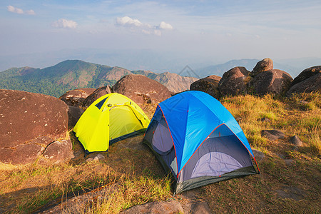 在山上草原堆满的山上搭帐篷山脉草地天空冒险风景丘陵爬坡旅行远足旅游图片