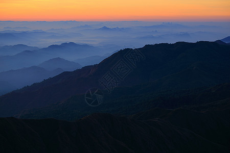 山景在早晨植物冒险胜利顶峰环境旅行自由阳光享受蓝色图片