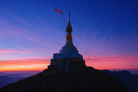 清晨山顶的塔楼上远足爬坡山脉日落天际寺庙地标旅游建筑学宗教图片