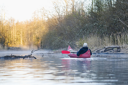 清晨风景 早晨河边雾和独木舟上的人 他们都住在小木舟上 笑声活动森林运动男人旅游反射冒险公园闲暇夹克图片