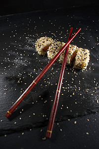 寿司碗和筷子石板海藻食物餐厅鱼片午餐黑色文化美食海鲜图片
