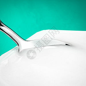 绿色背景中的酸奶杯和银勺 带酸奶奶油的白色塑料容器 健康饮食和营养平衡的新鲜乳制品勺子早餐茶点奶制品营养生物杯子牛奶乳糖甜点图片