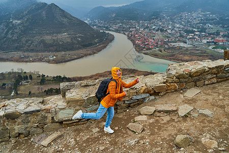 格鲁吉亚Mtskheta市两条河流相交汇而成 当地许多小溪水都淹没在地貌奇异的自然景观中历史下雨旅行天空天线喜悦地标村庄旅游全景图片