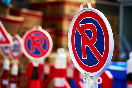 警告和限制交通标志物的商店注意力锥体街道信号蓝色危险城市店铺销售红色图片