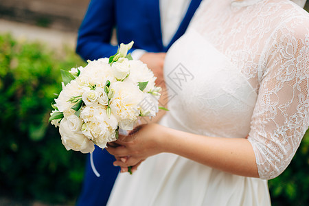 新娘手上的玫瑰和小脸纱 婚礼在新娘手中图片