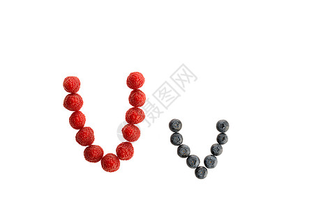 从新鲜水果 草莓和黑莓中按字母顺序排列问号覆盆子感叹号蓝色白色食物营养红色图片