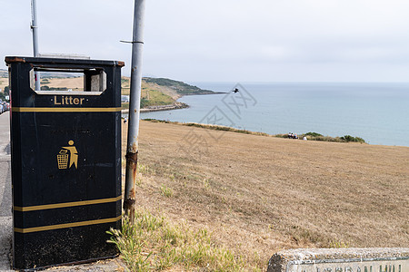 大不列颠英格兰南海岸沿海地区的黑色和黄色垃圾箱或垃圾桶图片