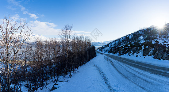 在挪威特罗姆瑟附近的Ringvassøya山上看到一条靠近峡湾的乡村公路图片