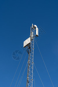 现代无线电信塔天线发射机或基地通信站 用于对蓝天广播4G或5G移动电话 电视和因特网信号 (单位 千兆赫)/图片