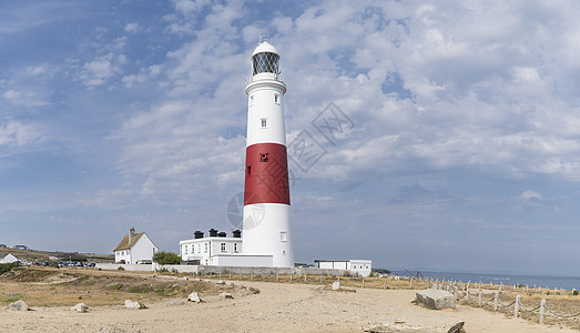 英国威茅斯多塞特海岸附近的灯塔 夏季天空和大海云密布侏罗纪房子小岛地标蓝色边缘场景海景悬崖地平线图片