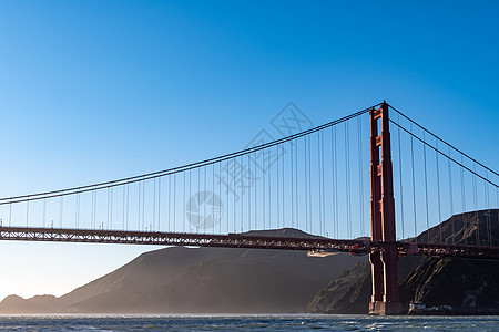 美国加利福尼亚州旧金山著名的金门大桥 金门大桥是一座横跨金门大桥的悬索桥 连接旧金山湾和太平洋工程运输电缆波浪特写红色天空视图历图片