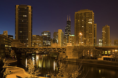 芝加哥河和城市摩天大楼市中心风光都市建筑学天际城市生活全景水平办公楼景观图片