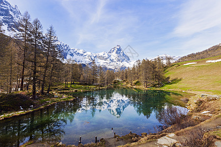 蓝湖中反射的实光晴天天际全景顶峰荒野风景观光岩石高度旅行图片