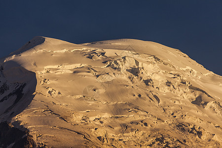 从查莫尼克斯观察到的Blanc山天际白色日落蓝色天空顶峰冰川旅行地标全景图片