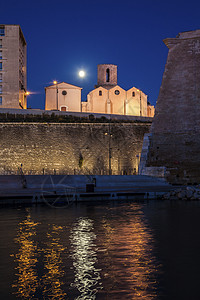 马赛圣劳伦教堂地标建筑全景景观马赛天际月亮市中心天空蓝色图片