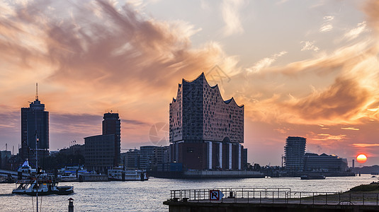 日出时横渡河流的汉堡建筑建筑学城市天际旅行市中心歌剧地标运河图片