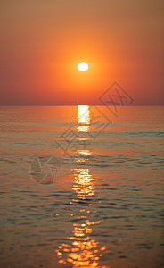 海面上垂直的幕后日落 美丽的夕阳 夜晚的海洋图片