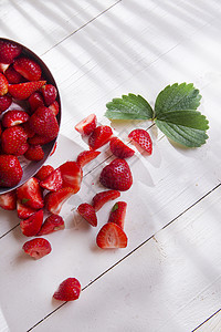 小草莓块数水果叶子健康红色白色团体食物图片