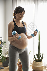 参加锻炼的孕妇怀孕女性母亲腹部女士福利肚子练习父母哑铃图片