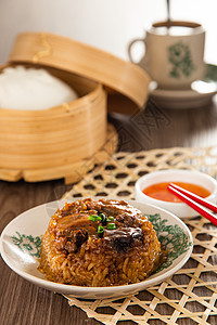用鸡蘑菇和香肠蒸炒甘地大米点心小吃糯米饭食物美食饺子盘子早餐竹子香肠图片