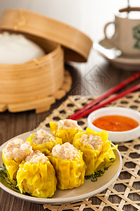 Siu Mai  中国竹轮蒸汽猪尾箱的中国蒸猪排点心碎麦盘子水饺饺子猪肉早餐午餐美食食物图片