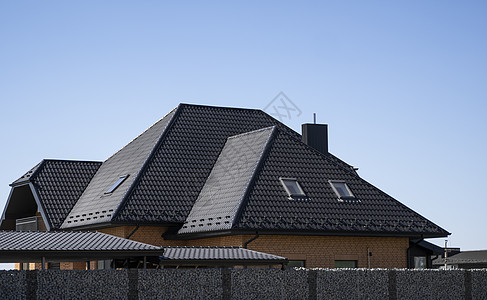 棕色波纹金属型材屋顶安装在带阁楼窗户的现代房屋上 波纹板屋顶 金属型材波浪形屋顶 现代屋顶由金属制成 金属屋面建筑覆盖物涂层住宅图片
