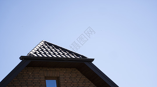安装在现代房屋上的棕色波纹金属型材屋顶 波纹板屋顶 金属型材波浪形屋顶 现代屋顶由金属制成 金属屋面瓷砖瓦工覆盖物建筑学住宅涂层图片