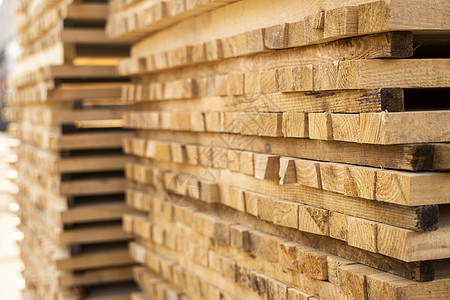 在锯木厂存放成堆的木板 木板堆放在木工车间 木材的锯切干燥和销售 用于家具生产 建筑的松木 木材业松树经济材料加工贮存铺板木头仓图片
