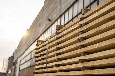 在锯木厂存放成堆的木板 木板堆放在木工车间 木材的锯切干燥和销售 用于家具生产 建筑的松木 木材业工厂经济商业森林烘干库存木头木图片