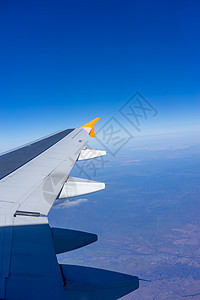 飞机机翼在地貌背景上旅行天空航班翅膀高度运输旅游图片