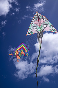 天空中多彩的风筝玩具细绳飞行童年尾巴活动蓝色自由乐趣休闲图片