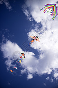 天空中多彩的风筝闲暇童年活动娱乐飞行空气自由蓝色休闲乐趣图片