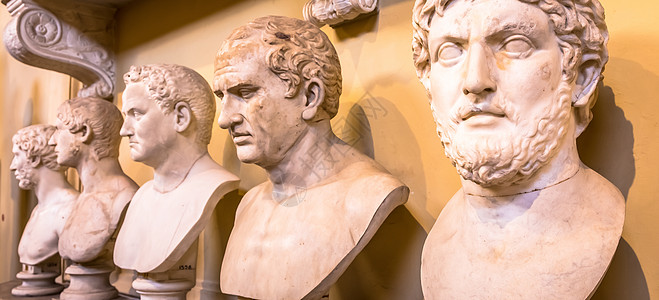 罗马梵蒂冈城梵蒂冈博物馆的古典雕像视角艺术古董建筑教廷纪念碑装饰品旅游雕塑石头游客图片