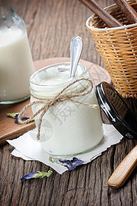 美味的天然酸奶牛奶厨房饮食早餐奶油健康白色食物桌子食谱图片