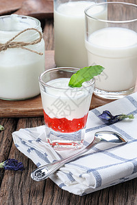 美味的天然酸奶饮食乡村白色奶油玻璃产品牛奶桌子早餐食物图片