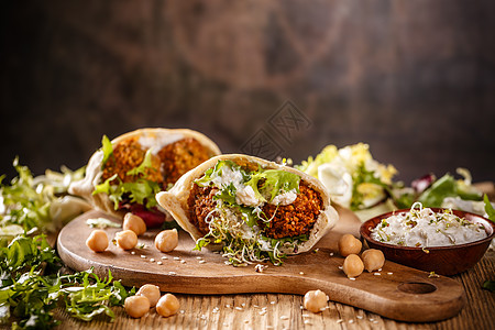Falafel和新鲜生菜美食小吃沙拉蔬菜口袋面包午餐饮食桌子木板图片