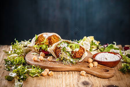 迪塔面包中的Falafel木板木头美食小吃午餐面包桌子食物油炸蔬菜图片